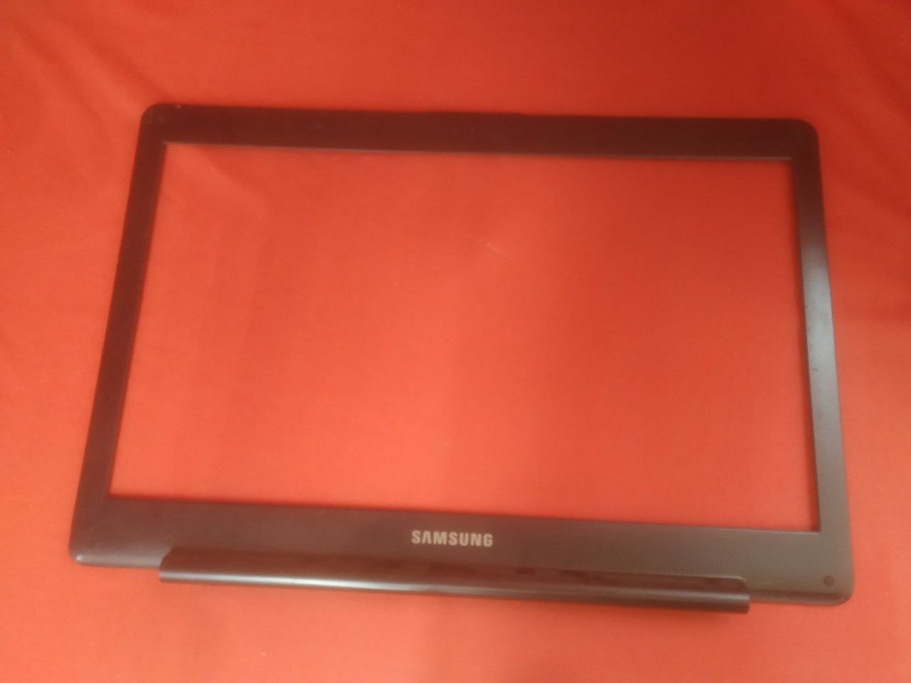 Рамка матрицы для ноутбука Samsung NP530U4E (с левой стороны имеет небольшую трещину)